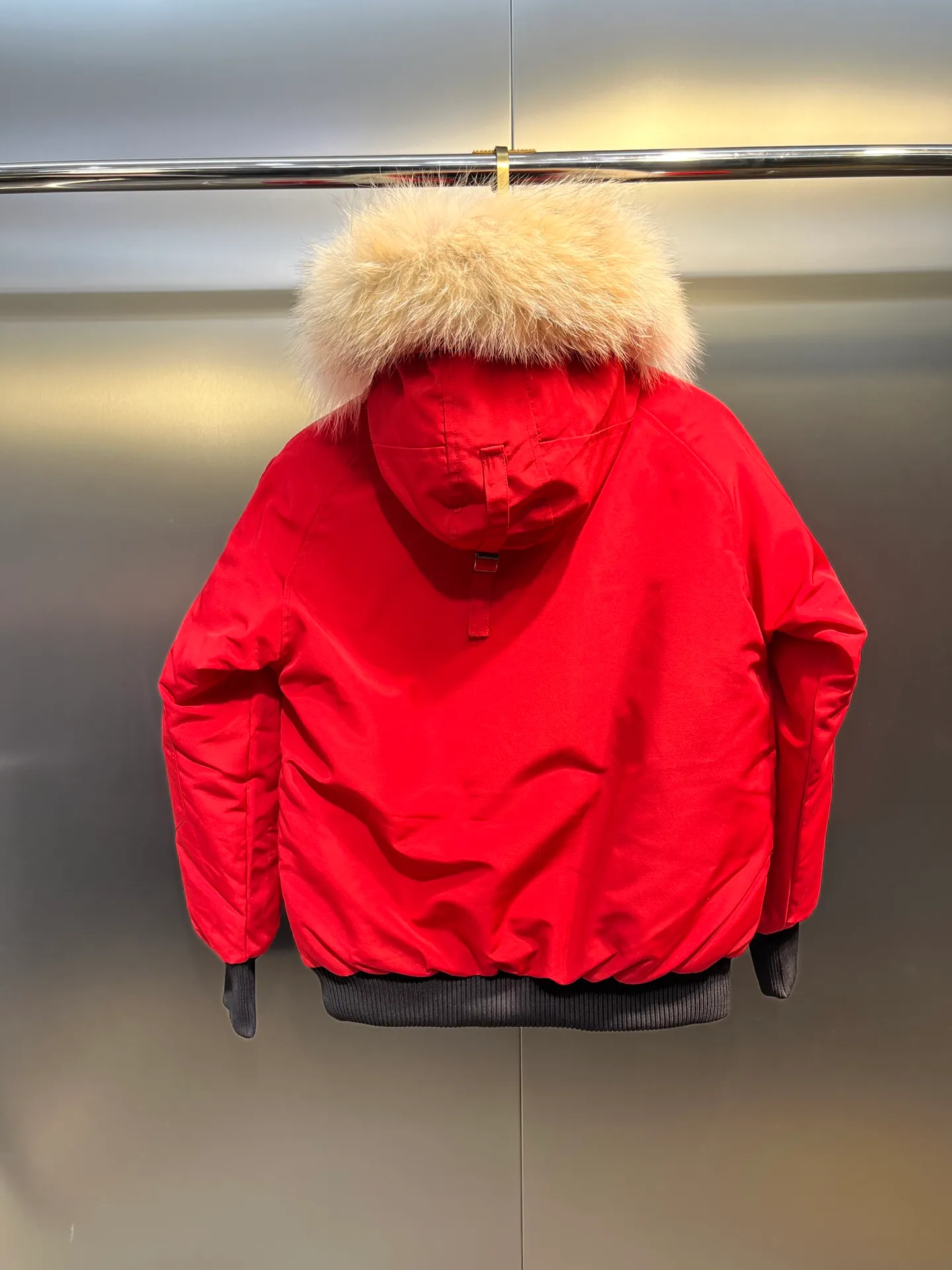 P780 CANADA GOOES 02 model Chilliwa bomber jacket 02 model, chosen by Arctic and Antarctic scientific expedition teams as their cold-proof equipment, the Rolls-Royce of down jackets. ➖ Industry-leading anti-counterfeiting chip sensing. ➖ Imported Behringer embroidery machines and customized embroidery labels, the highest level and industry leading. ➖ Imported Korean 21-count polyester-cotton blended original fabric, TC85 waterproof coated fabric, water-repellent, windproof and wear-resistant. ➖ The new national standard 80 white duck down is filled with an average of 520 grams of down. The amount of down filled is industry-leading. ➖ 100% nylon lon lining with double double-layer sealing design to prevent velvet running, seamless thread design on cuffs! ➖ Western Canadian Green Wolf Collar. ➖ Yoshida YKK provides original factory-customized electroplated sliders. YKK two-way lockable zippers are tight and smooth and do not peel off paint. ➖ 3M composite Velcro is durable and the accessories and hardware are all custom-made. Note: Our copywriting is only simple and clear. Instead of bragging about the copywriting, it is better to compare and understand with samples. Only for the purest, most focused, most professional, highest quality, and highest sex!  size：xs-xl